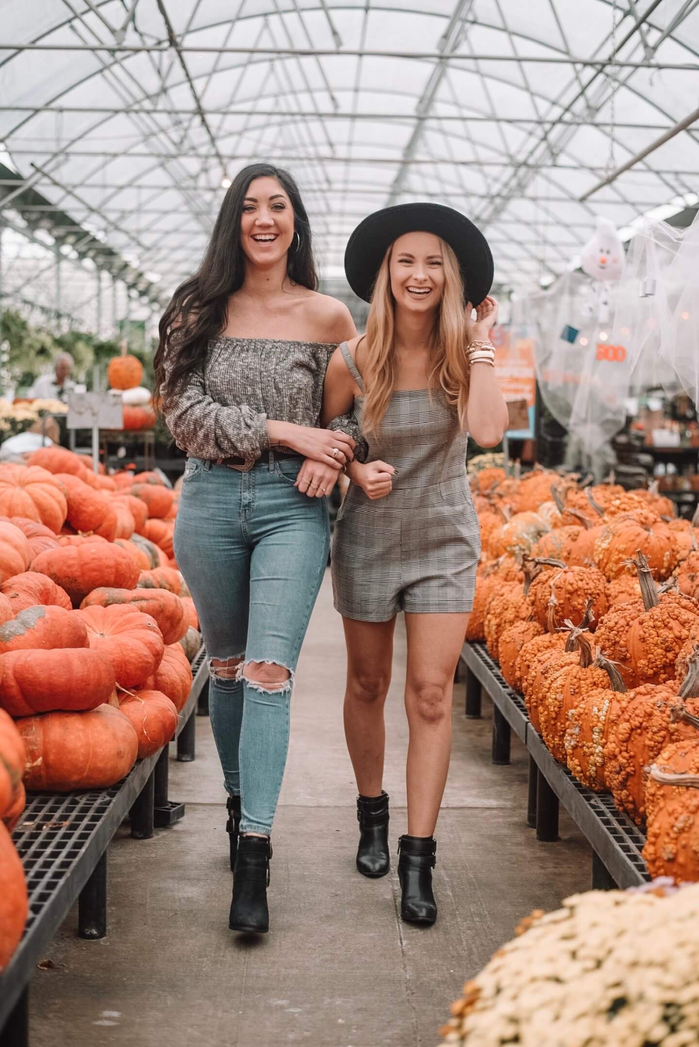 Fall Bucket List for Fall 2018. Sharing fun ideas for activities for this Fall season. Fall Bucket list ideas. The Blonder Life.